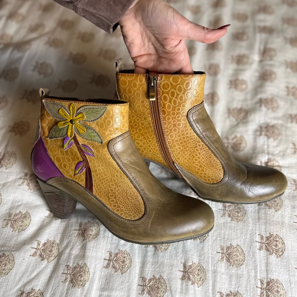 Elegant Tan and Purple Ankle Boots